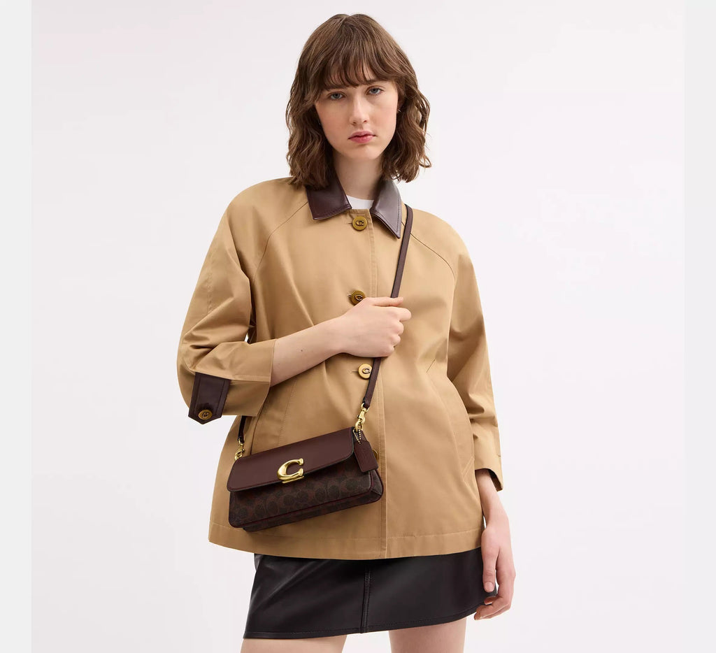 Jet Shoulder Bag In Signature Canvas