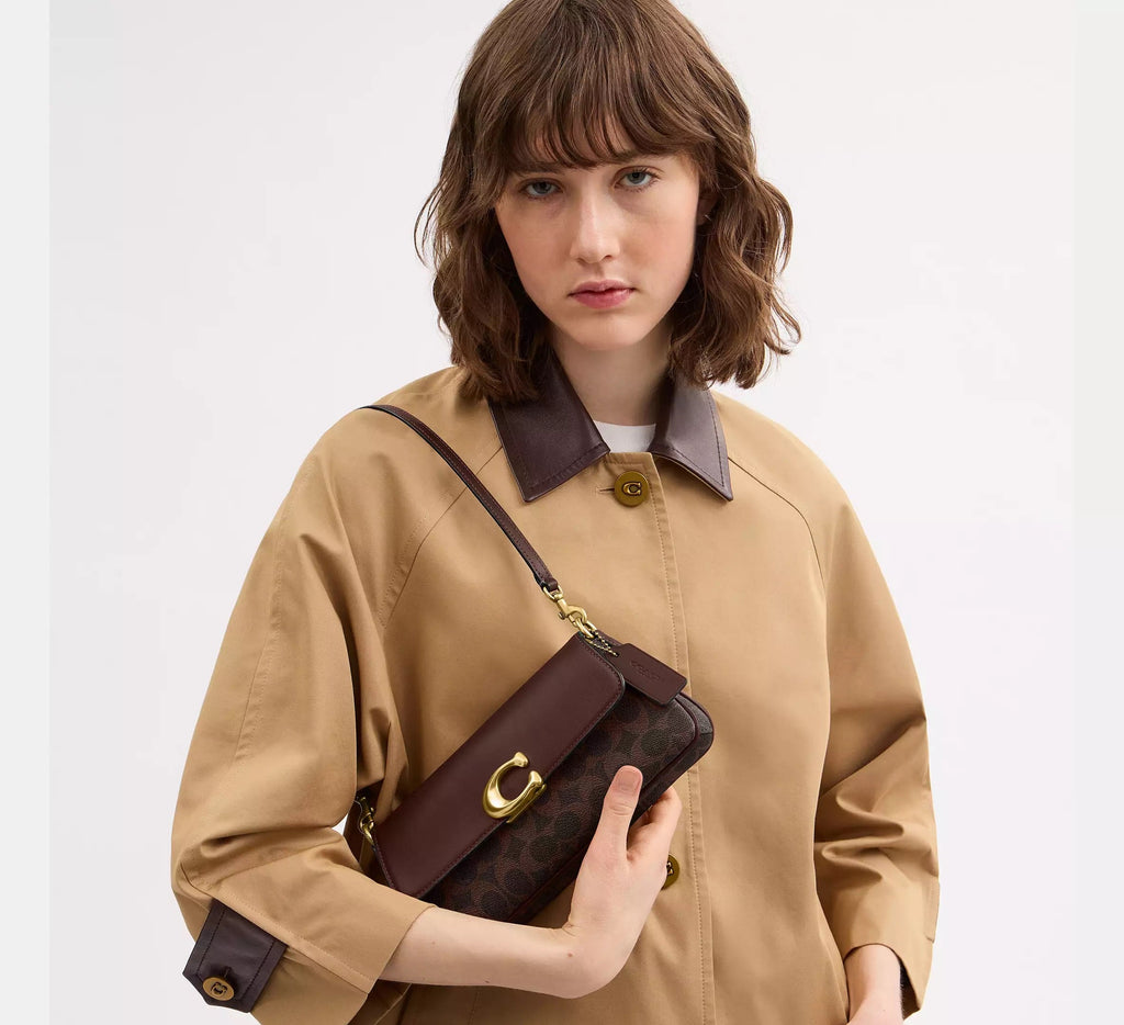 Jet Shoulder Bag In Signature Canvas